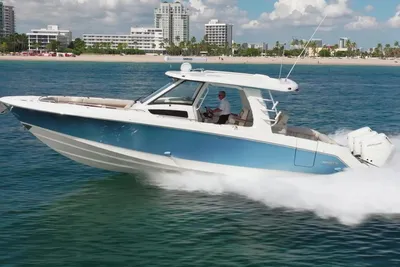 Boston Whaler 350 Realm