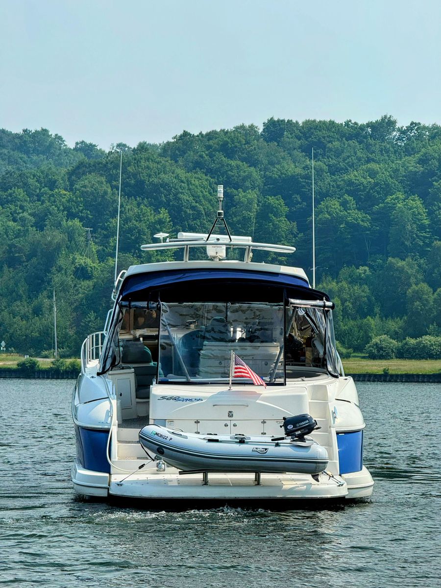 2005 Cruisers Yachts 54 