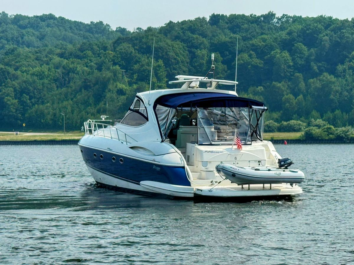 2005 Cruisers Yachts 54 