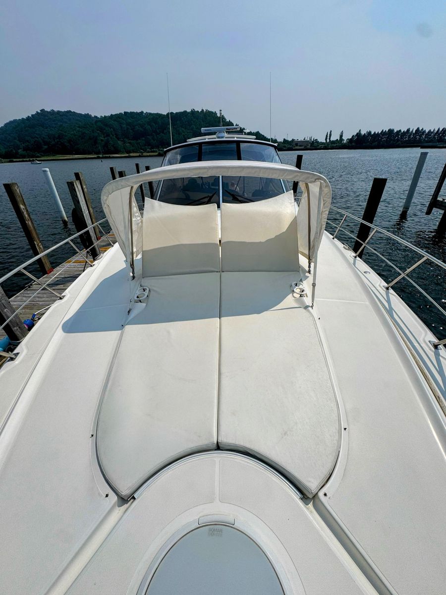 2005 Cruisers Yachts 54 