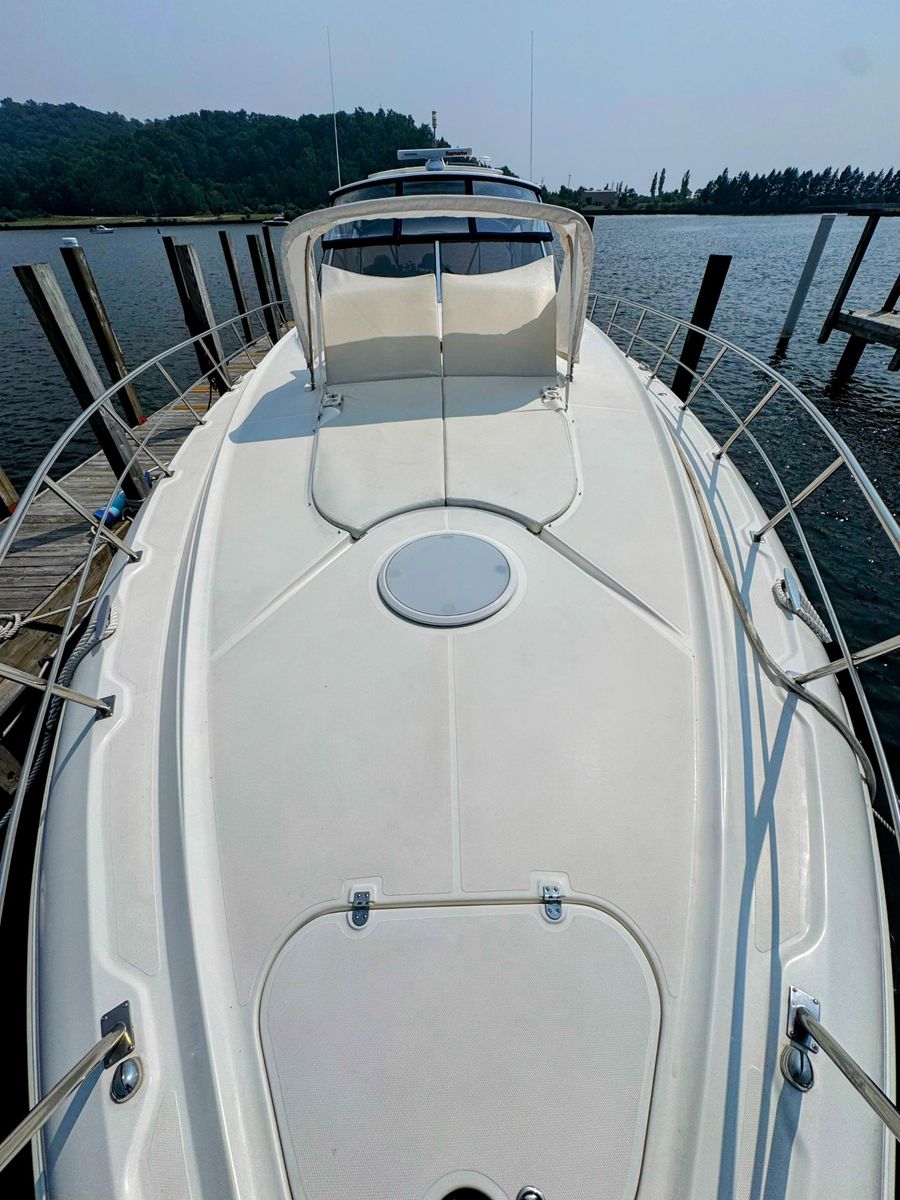 2005 Cruisers Yachts 54 