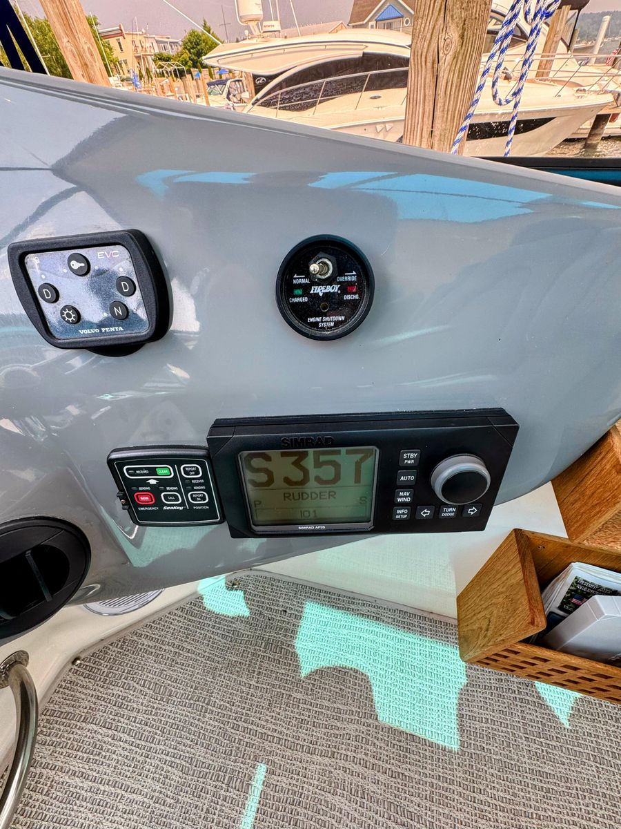 2005 Cruisers Yachts 54 