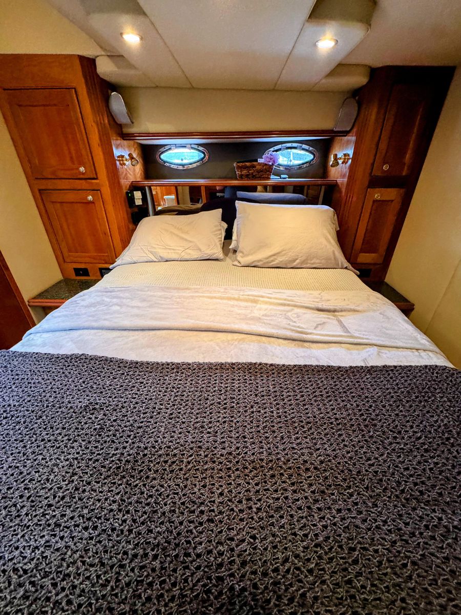 2005 Cruisers Yachts 54 