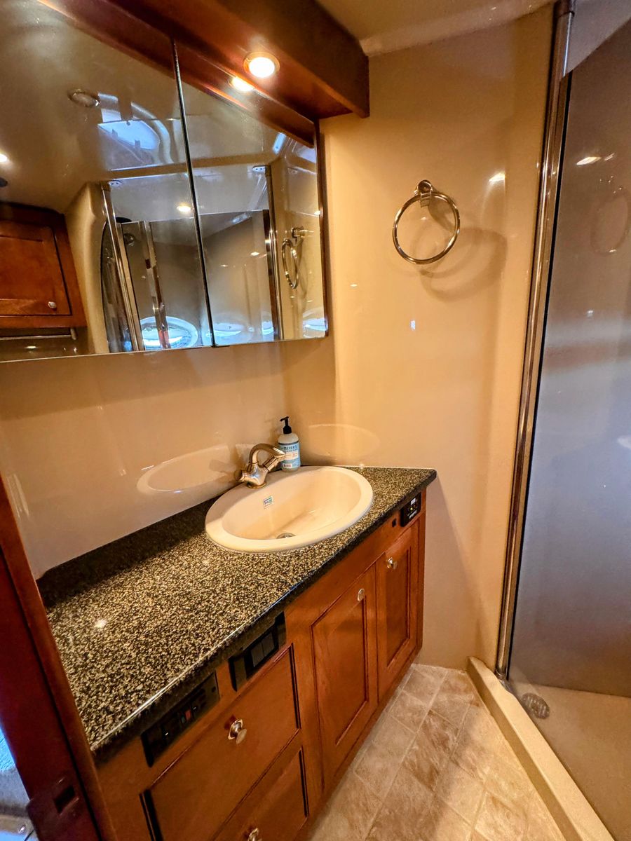 2005 Cruisers Yachts 54 
