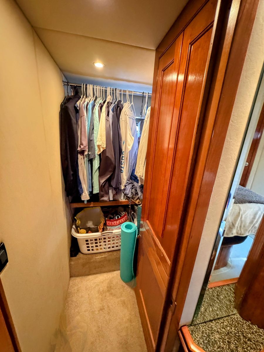 2005 Cruisers Yachts 54 
