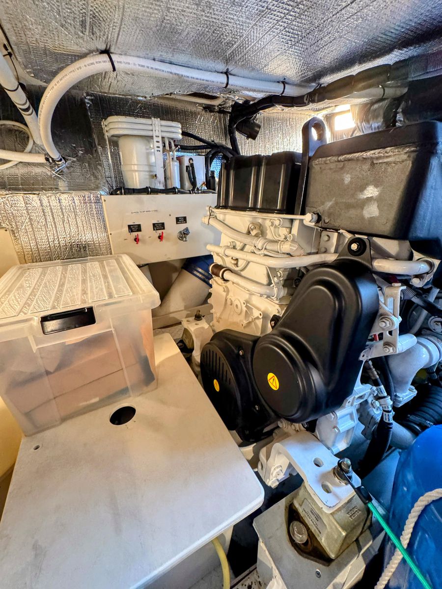 2005 Cruisers Yachts 54 