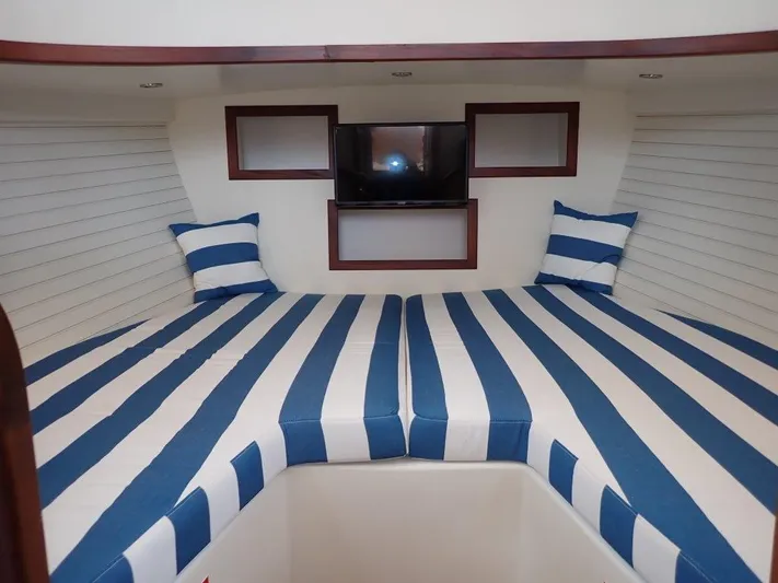 Blue Jacket Yacht Photos Pics Launch 45 BLUE JACKET - Forward V Berth