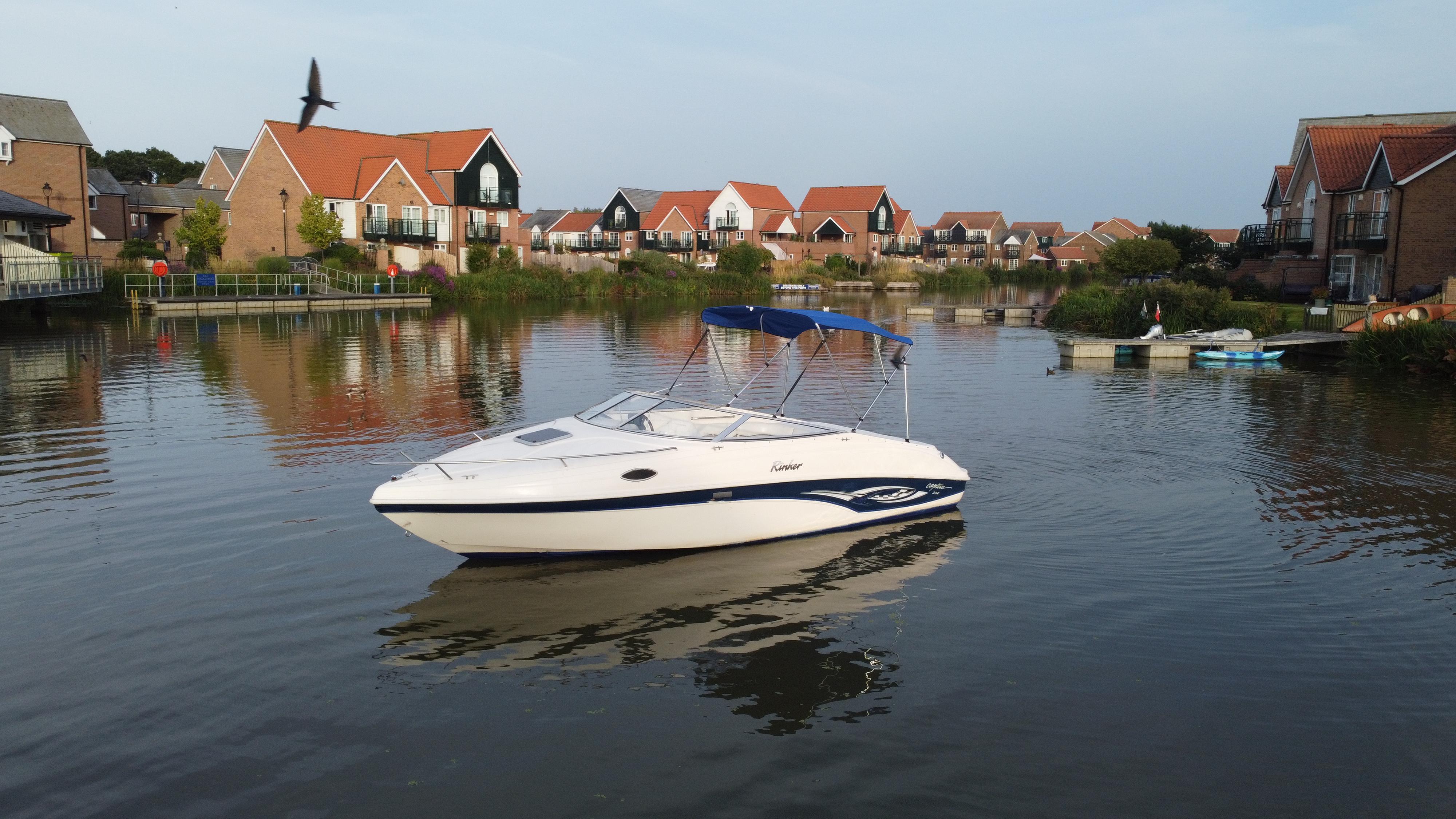 Tweedehands 1999 Rinker 232 Captiva Cuddy - Lincolnshire | YachtFocus