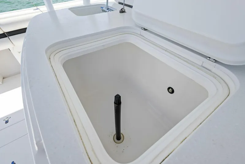  Yacht Photos Pics Livewell compartment on a 2015 Intrepid 475 Panacea boat, open lid view.