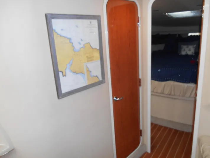 Cygnus Yacht Photos Pics Interior of 2000 Sea Ray Sundancer 410 with map and cabin view.