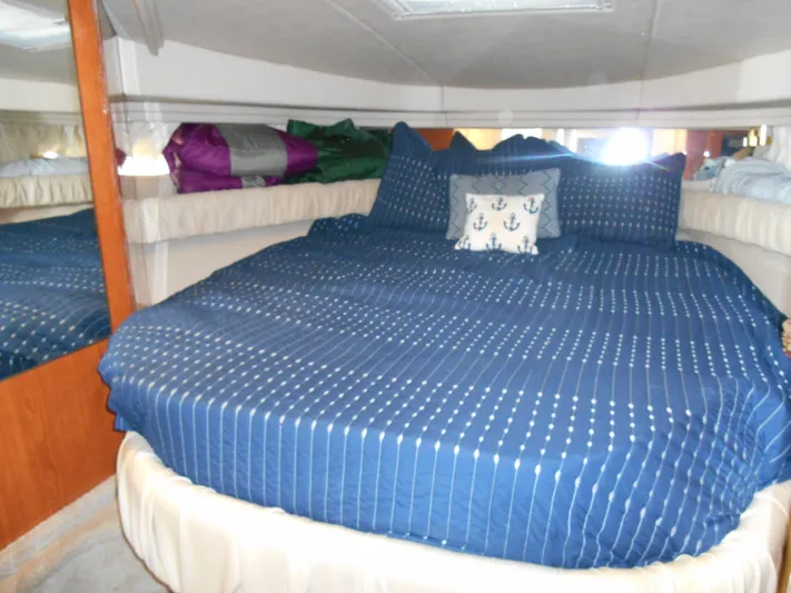 Cygnus Yacht Photos Pics Interior cabin of 2000 Sea Ray Sundancer 410 with blue bedding and anchor pillow.