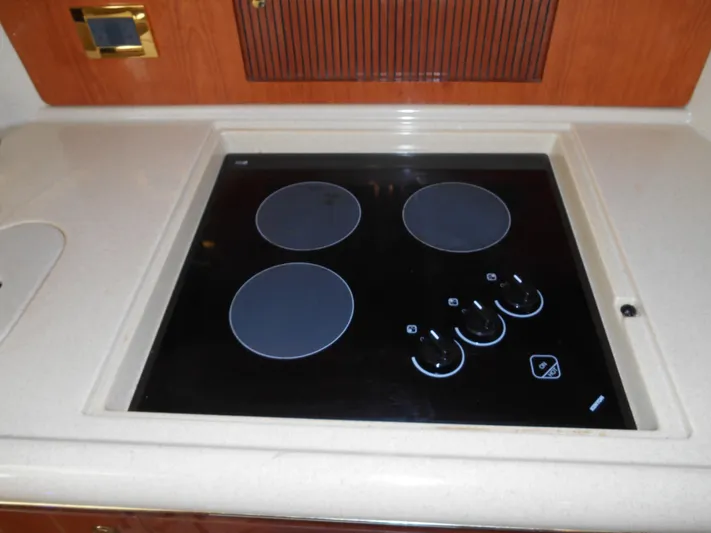 Cygnus Yacht Photos Pics Stovetop in 2000 Sea Ray Sundancer 410 yacht kitchen.