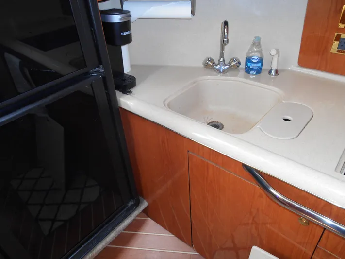 Cygnus Yacht Photos Pics 2000 Sea Ray Sundancer 410 kitchen area with sink and coffee maker.