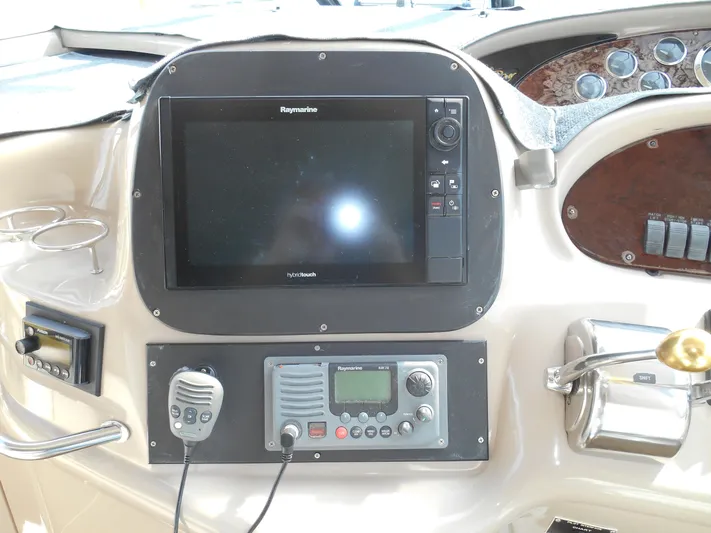 Cygnus Yacht Photos Pics Control panel of a 2000 Sea Ray Sundancer 410 with navigation equipment.