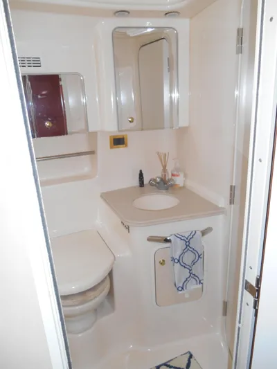Cygnus Yacht Photos Pics 2000 Sea Ray Sundancer 410 bathroom with sink, mirror, and toilet.