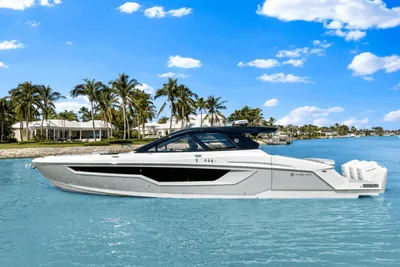 Cruisers Yachts 50 GLS Outboard