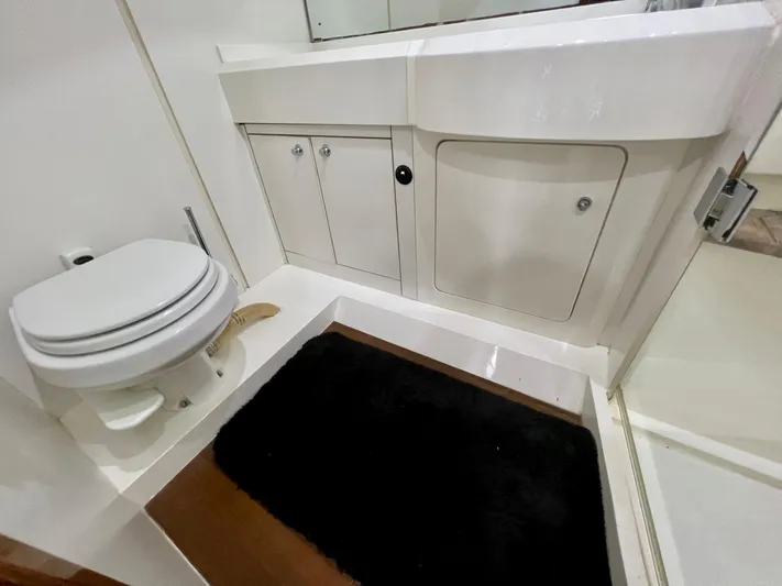 Trade Yacht Photos Pics Princess 67 - Guest Head