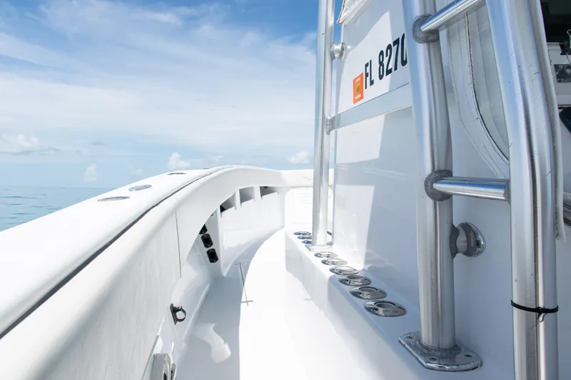  Yacht Photos Pics 2006 SeaVee 340B boat deck with clear sky and ocean view.