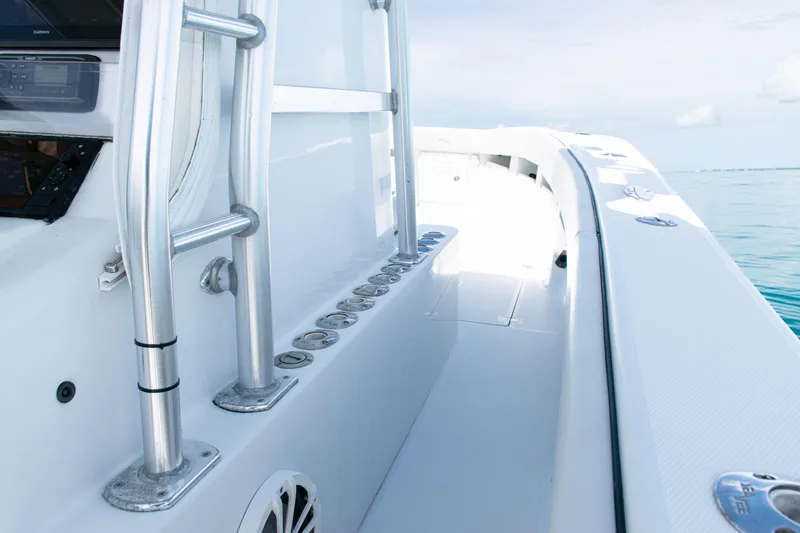  Yacht Photos Pics 2006 SeaVee 340B boat deck with rod holders and ocean view.