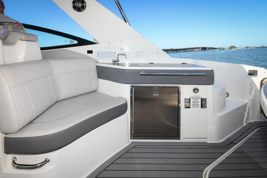 2021 Sea Ray 320 Sundancer