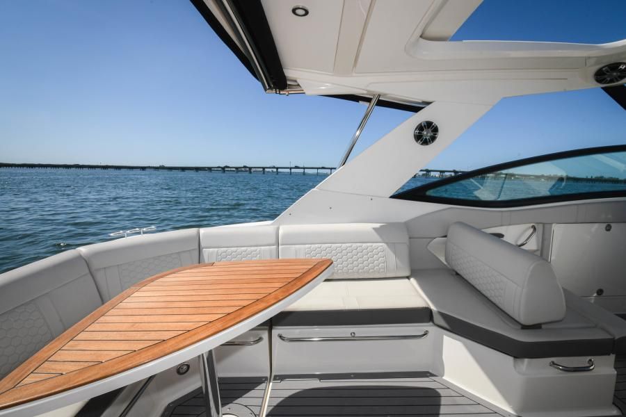 2021 Sea Ray 320 Sundancer