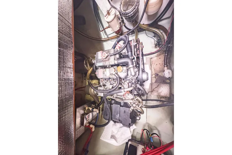 &Eacute;toile De Mer Yacht Photos Pics Engine compartment of a 2002 Leopard 42 yacht, showcasing intricate mechanical components.