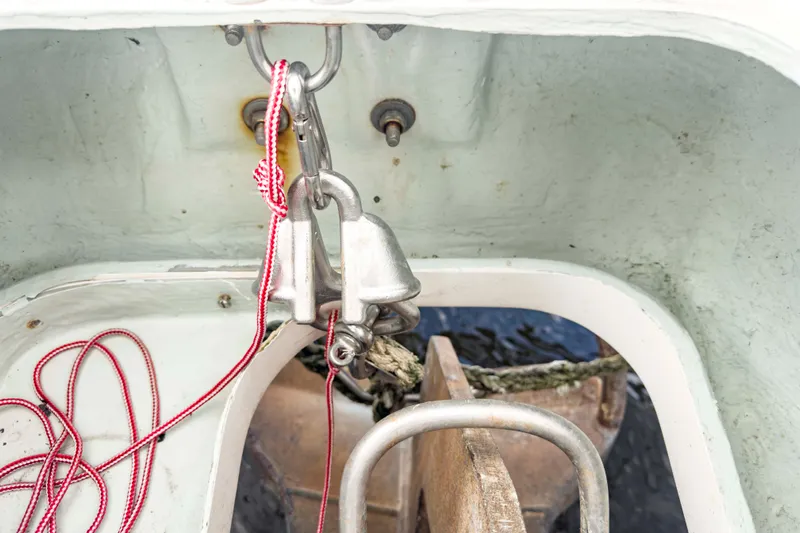 &Eacute;toile De Mer Yacht Photos Pics Anchor locker of 2002 Leopard 42 catamaran with ropes and metal fittings.