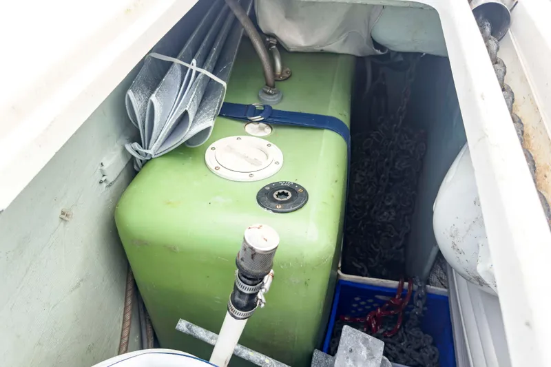 &Eacute;toile De Mer Yacht Photos Pics Storage compartment of a 2002 Leopard 42 boat with green tank and chains.