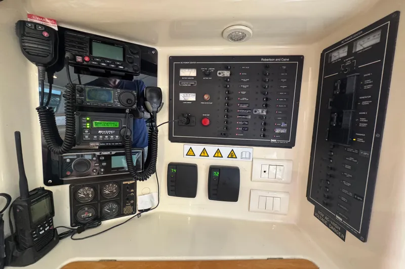 &Eacute;toile De Mer Yacht Photos Pics Leopard 42 yacht control panel with communication and navigation equipment, 2002 model.