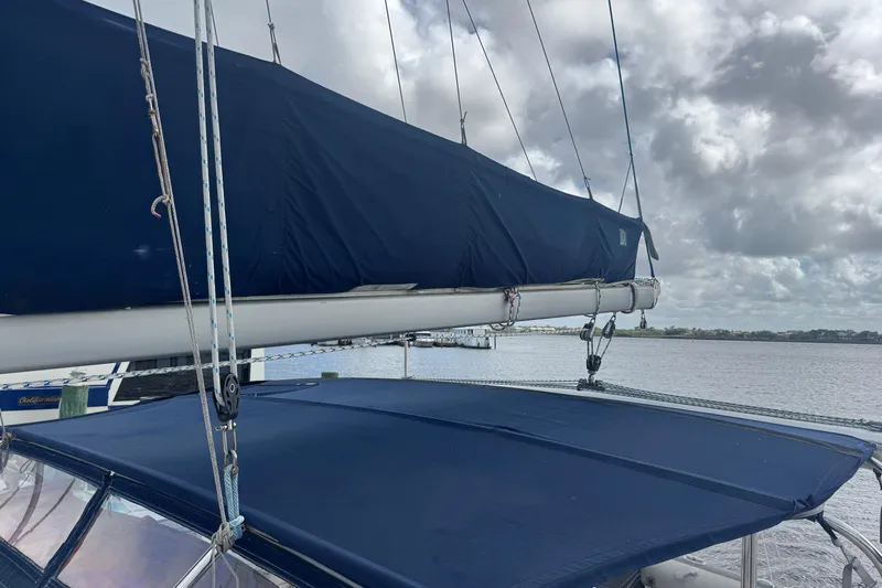 &Eacute;toile De Mer Yacht Photos Pics Sailboat Leopard 42, 2002 model, with blue canvas cover on a cloudy day.
