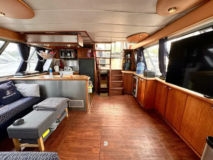  Yacht Photos Pics Interior of 1988 Bayliner 4550 Pilothouse with modern amenities and wooden flooring.