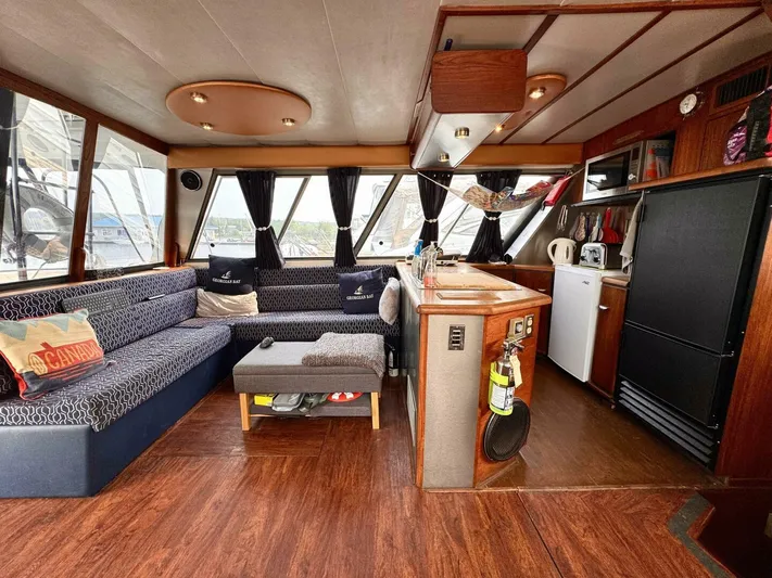  Yacht Photos Pics Interior of 1988 Bayliner 4550 Pilothouse with cozy seating and kitchen area.