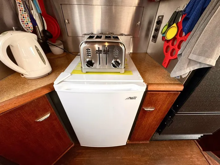  Yacht Photos Pics Compact kitchen area in a 1988 Bayliner 4550/4558 Pilothouse with toaster and kettle.