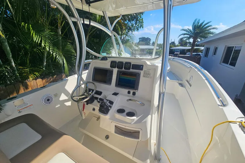 Buddy Yacht Photos Pics 2013 Sailfish 290 CC boat cockpit with steering wheel and navigation system.