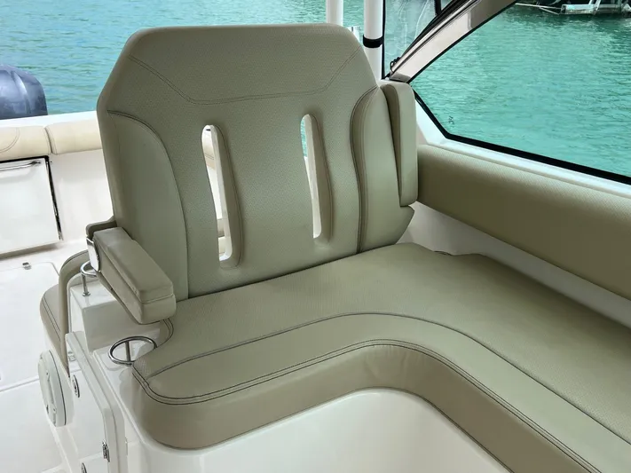  Yacht Photos Pics 2018 Pursuit 325 Dc - Image 21