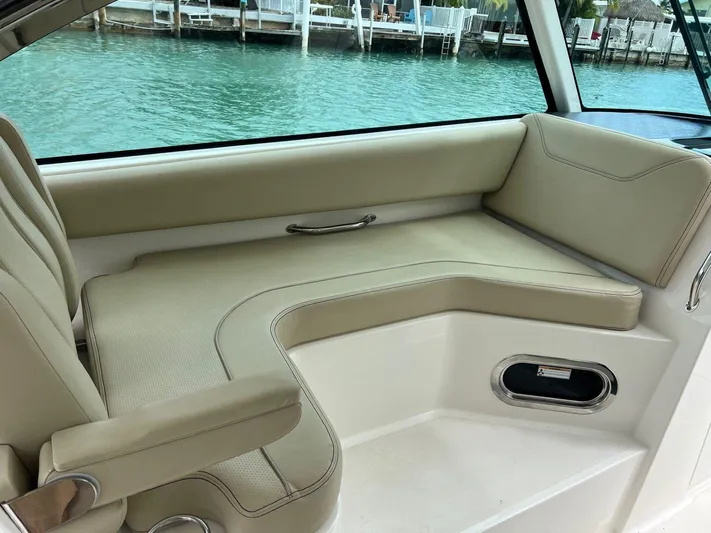  Yacht Photos Pics 2018 Pursuit 325 Dc - Image 22