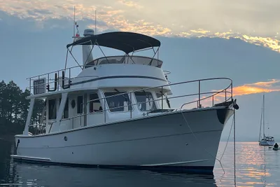 Helmsman Trawlers 37 Sedan