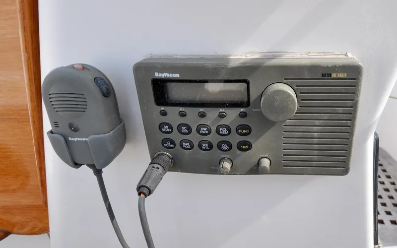 Diamond Yacht Photos Pics Tartan 4100 - Diamond - Cockpit - Marine VHF