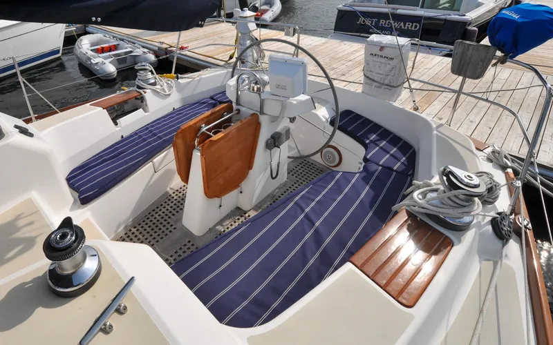 Diamond Yacht Photos Pics Tartan 4100 - Diamond - Cockpit with cushions