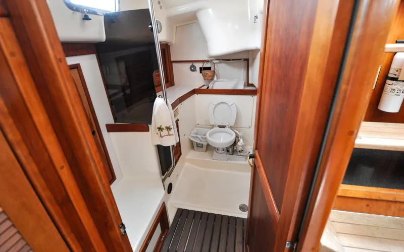 Diamond Yacht Photos Pics Tartan 4100 - Diamond - Head Compartment