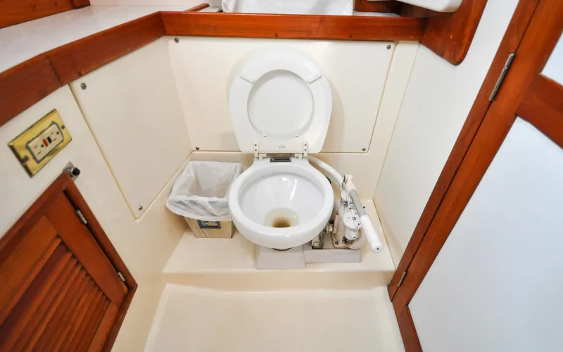 Diamond Yacht Photos Pics Tartan 4100 - Diamond - Head Compartment  - Toilette