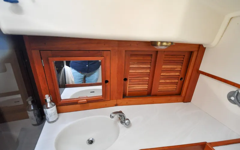 Diamond Yacht Photos Pics Tartan 4100 - Diamond - Head Compartment - Vanity