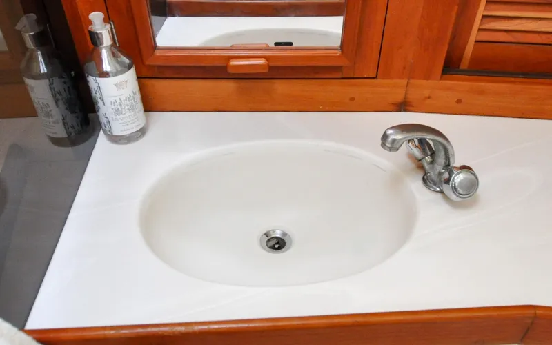 Diamond Yacht Photos Pics Tartan 4100 - Diamond - Head Compartment - Sink