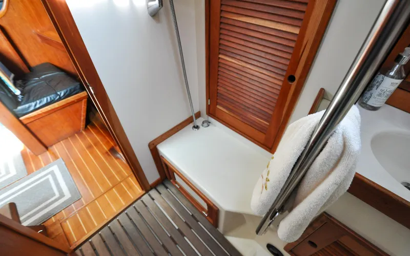 Diamond Yacht Photos Pics Tartan 4100 - Diamond - Stall Shower