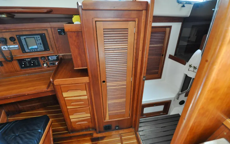 Diamond Yacht Photos Pics Tartan 4100 - Diamond - Salon Storage