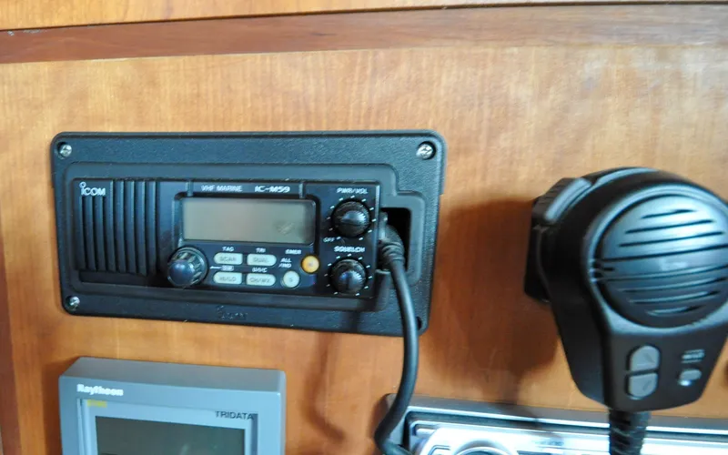 Diamond Yacht Photos Pics Tartan 4100 - Diamond - Navigation Station - Marine VHF