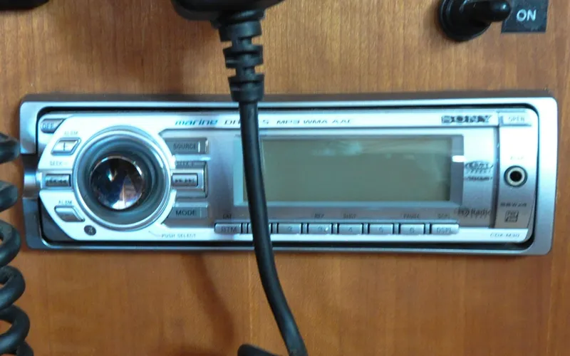 Diamond Yacht Photos Pics Tartan 4100 - Diamond - Navigation Station - Stereo Receiver