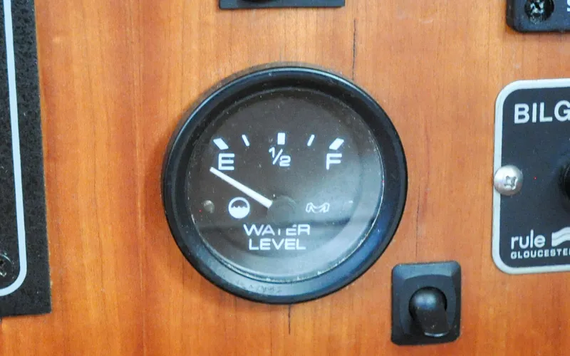 Diamond Yacht Photos Pics Tartan 4100 - Diamond  - Navigation Station - Water Gauge