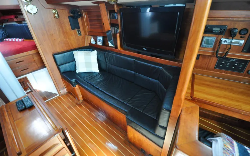 Diamond Yacht Photos Pics Tartan 4100 - Diamond - Salon - Starboard Settee