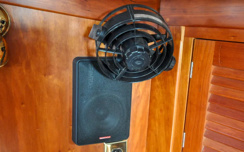 Diamond Yacht Photos Pics Tartan 4100 - Diamond - Salon - 12 Volt Fan and Speaker